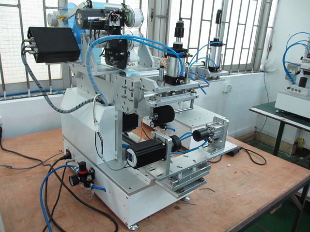 rolling labeling machinery model YX-LM520A.jpg