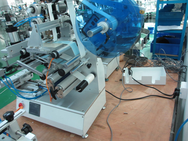 rolling labeller machinery model YX-LM520A.jpg